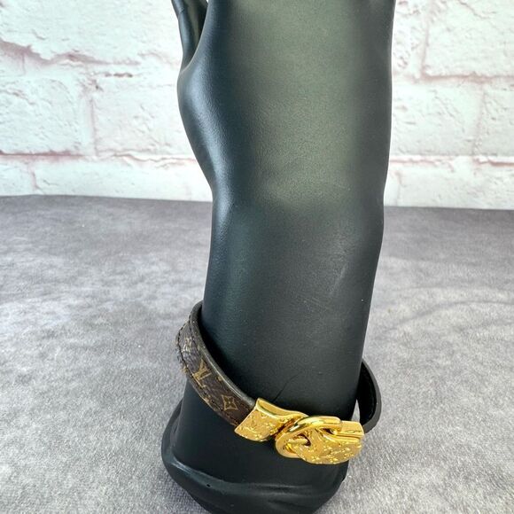 Louis Vuitton Fasten Your LV Monogram Bracelet - Picture 6 of 15